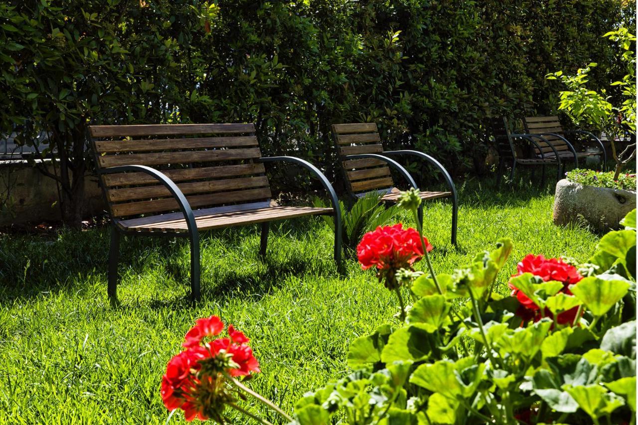 ホテル Il Giardino Di Flora - Piscina & Jacuzzi レッチェ エクステリア 写真