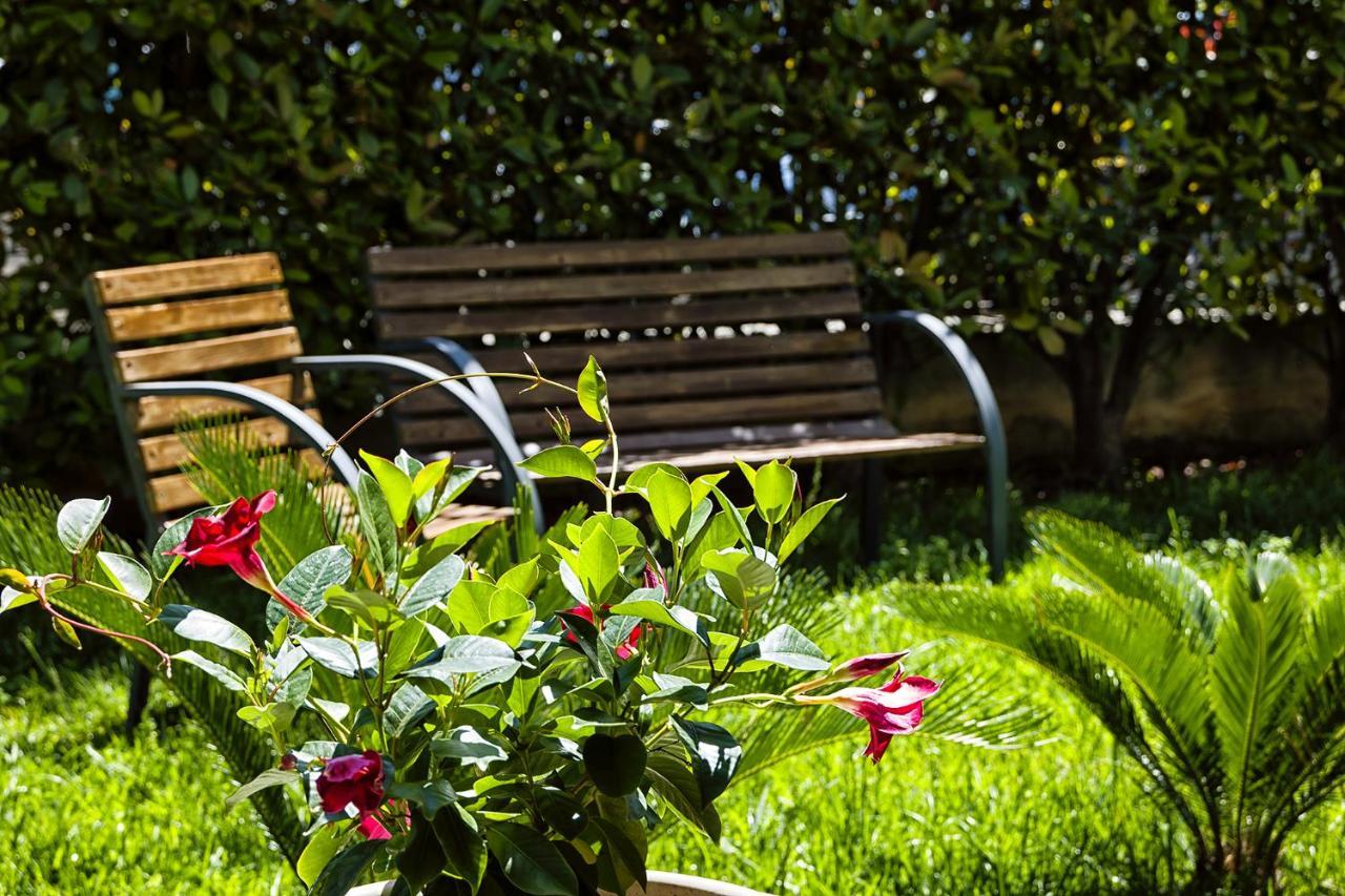 ホテル Il Giardino Di Flora - Piscina & Jacuzzi レッチェ エクステリア 写真